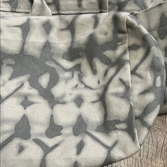 ALO Yoga Patterned Tote Bag in Gray and Cream - Picture 6 of 9